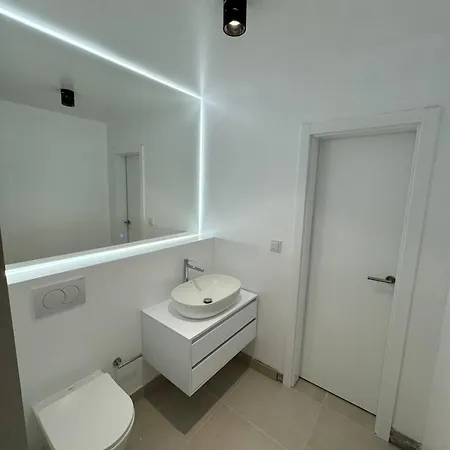 Modern Top Floor Apartment With Private Rooftop Terrace * 塞拉耶佛