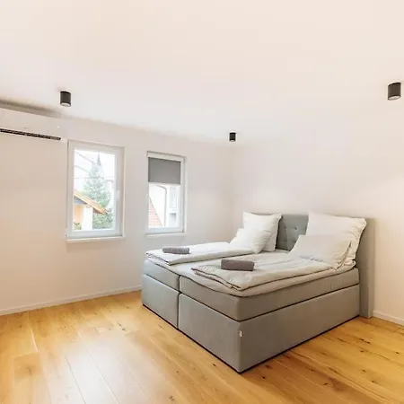 Modern Floor With Private Rooftop Terrace 公寓